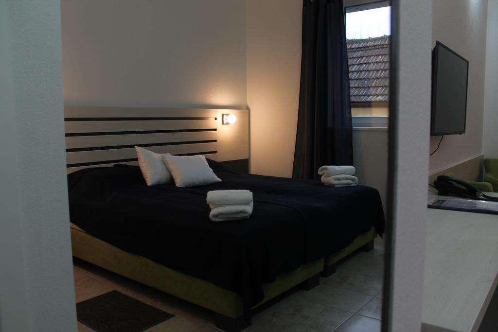 Garni Hotel 11Tica Dm Novi Sad Room photo